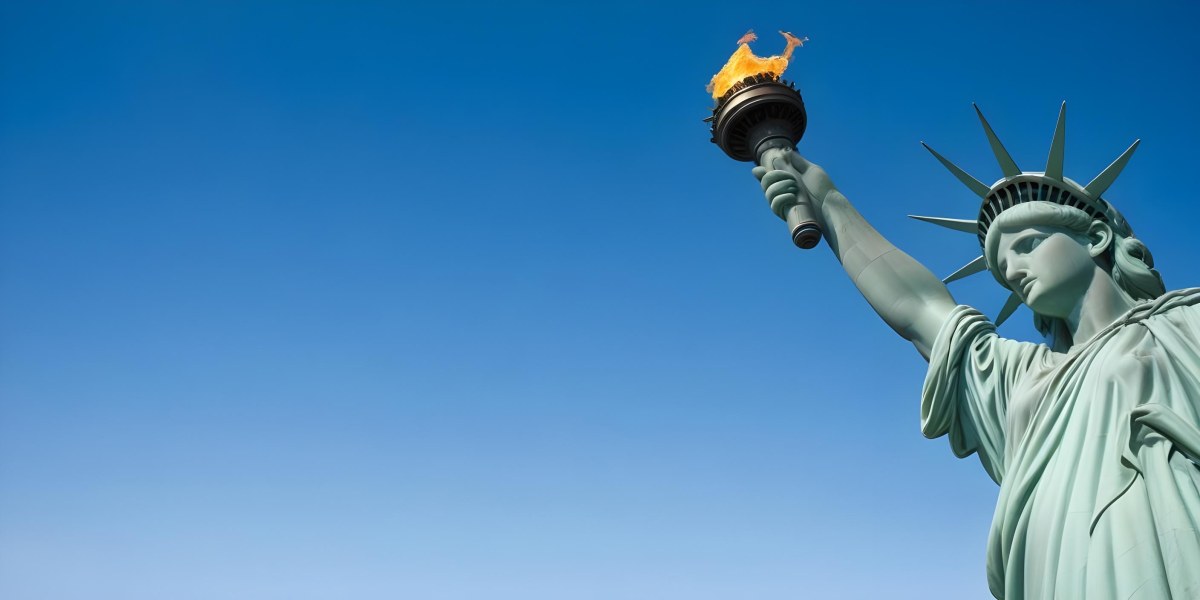 3d Model Statue Of Liberty Arm Holding The Torch Blue Sky Background Figure Octane Render Volumetric Highly Detailed Videogame Aesthetic 16 C287