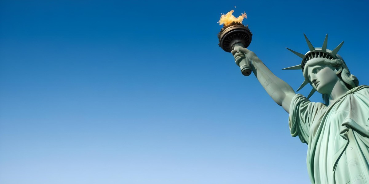 3d Model Statue Of Liberty Arm Holding The Torch Blue Sky Background Figure Octane Render Volumetric Highly Detailed Videogame Aesthetic 2 Fdf9