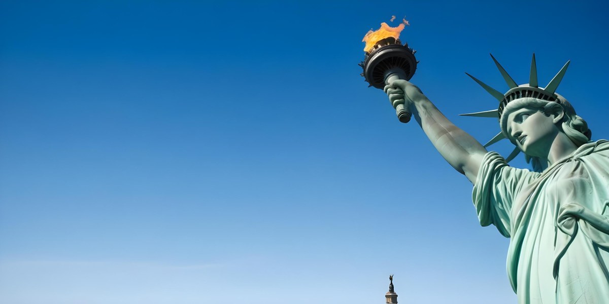 3d Model Statue Of Liberty Arm Holding The Torch Blue Sky Background Figure Octane Render Volumetric Highly Detailed Videogame Aesthetic 23 E200