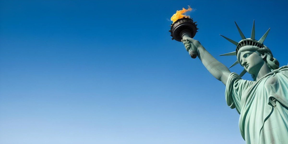 3d Model Statue Of Liberty Arm Holding The Torch Blue Sky Background Figure Octane Render Volumetric Highly Detailed Videogame Aesthetic 29 3fc0
