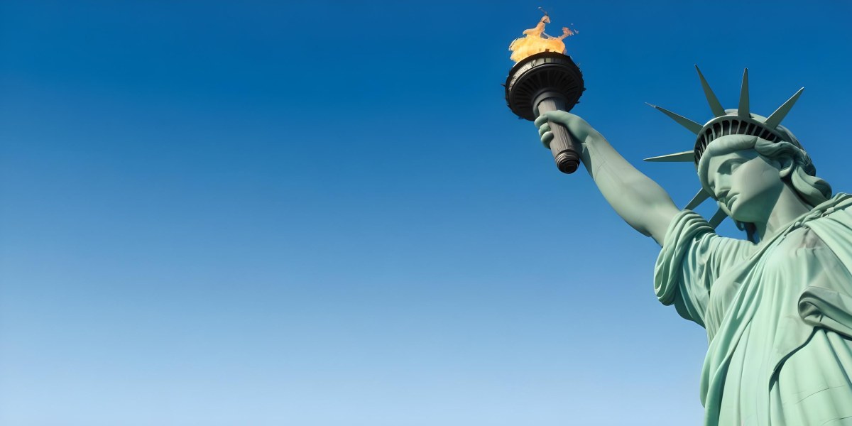 3d Model Statue Of Liberty Arm Holding The Torch Blue Sky Background Figure Octane Render Volumetric Highly Detailed Videogame Aesthetic 4 192b