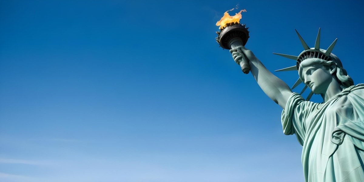 3d Model Statue Of Liberty Arm Holding The Torch Blue Sky Background Figure Octane Render Volumetric Highly Detailed Videogame Aesthetic 41 7307