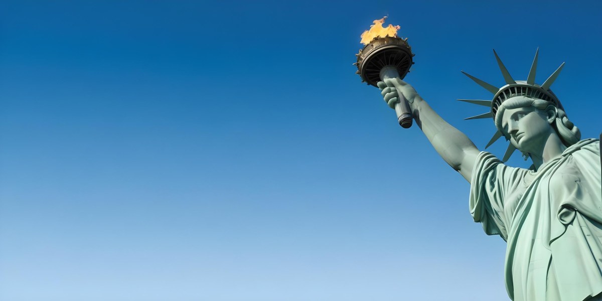 3d Model Statue Of Liberty Arm Holding The Torch Blue Sky Background Figure Octane Render Volumetric Highly Detailed Videogame Aesthetic 43 8055