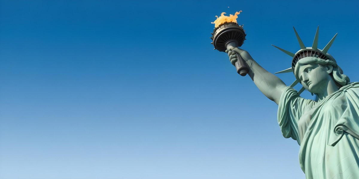 3d Model Statue Of Liberty Arm Holding The Torch Blue Sky Background Figure Octane Render Volumetric Highly Detailed Videogame Aesthetic 44 0590