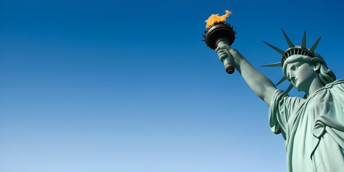 3d Model Statue Of Liberty Arm Holding The Torch Blue Sky Background Figure Octane Render Volumetric Highly Detailed Videogame Aesthetic 5 6298