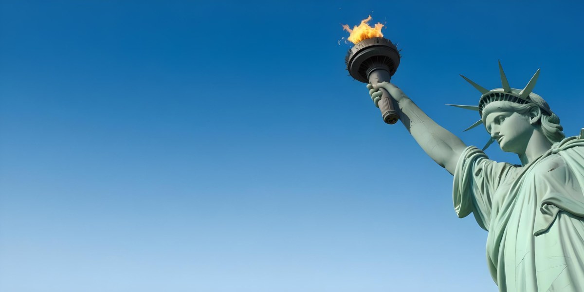 3d Model Statue Of Liberty Arm Holding The Torch Blue Sky Background Figure Octane Render Volumetric Highly Detailed Videogame Aesthetic 8 126e