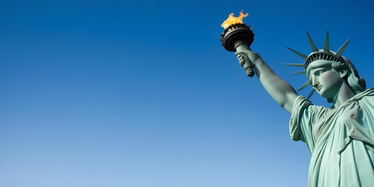 3d Model Statue Of Liberty Arm Holding The Torch Blue Sky Background Figure Octane Render Volumetric Highly Detailed Videogame Aesthetic 9 01f9