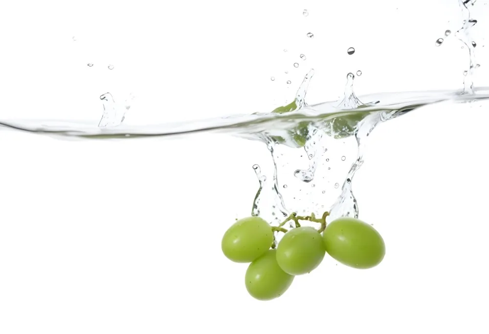 Green Grapes Falling Into Water With Splashes 6 A9c1 C70a