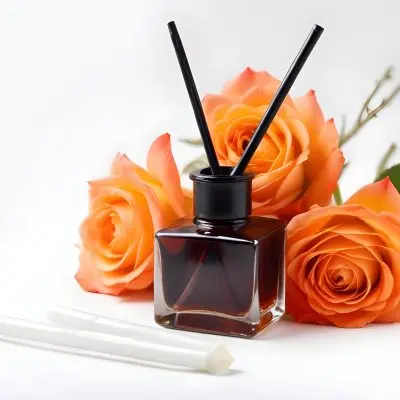 Aromatic Essence In A White Glass Bottle With Glass Sticks Surrounded By Three White Roses On A Black Background 40 D6bd